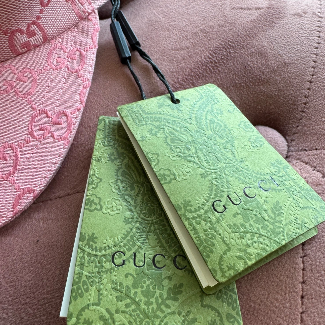 Rosa keps med GG-mönster - 4