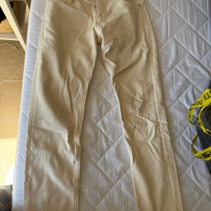 Jeans - Jeans ifrån Woodbird, behövs tvättas. Storlek 29/32 