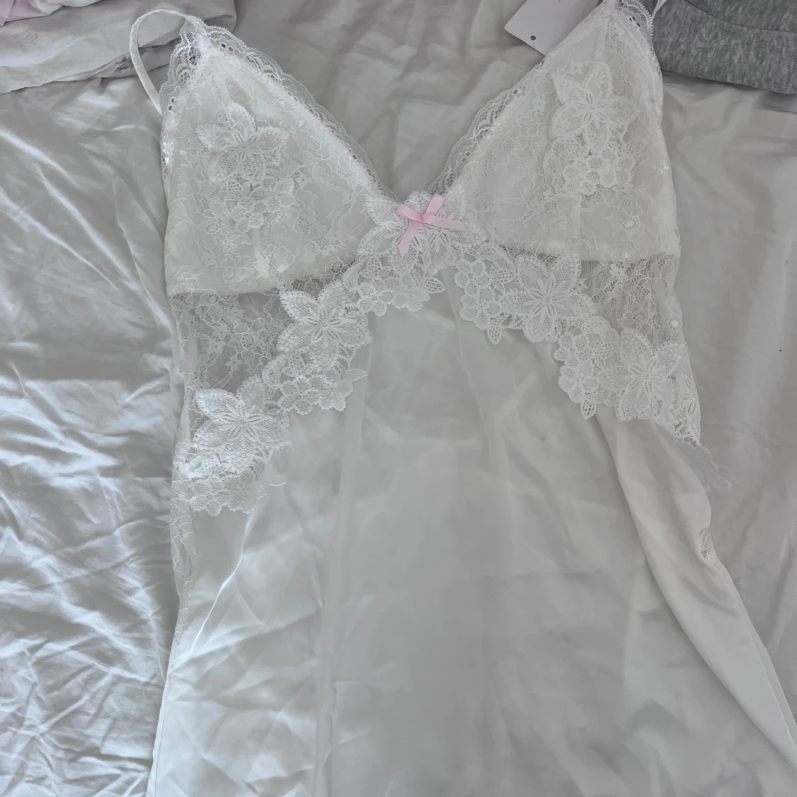 Vit spetsklänning / nattlinne lingerie med rosett