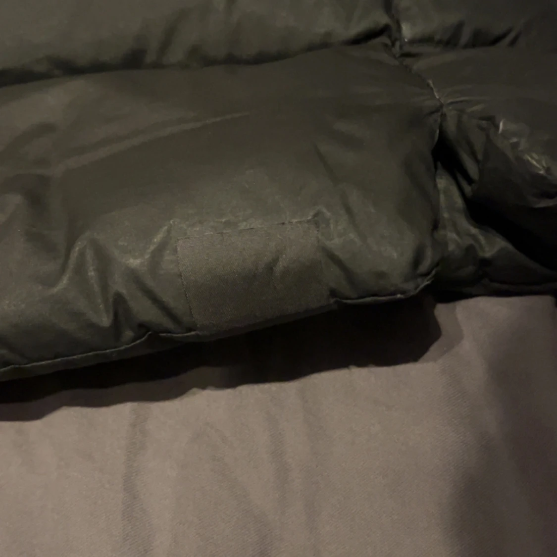 Svart dunväst från Moncler med huva - 2