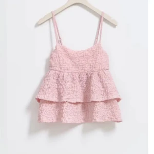 Rosa volang topp - Säljer denna rosa volang topp från Gina då den inte kommer till användning i storlek S 💓