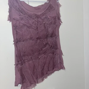 Toppi - Liilahtava röyhelö toppi. Koko one size noin 38-42. Kaikai n 48cm, pituus n 64cm. Vähän käytetty. Eläintalous MMM, lisätietoja saa kysymällä Katsothan myös muut ilmoitukseni Saa tarjota 