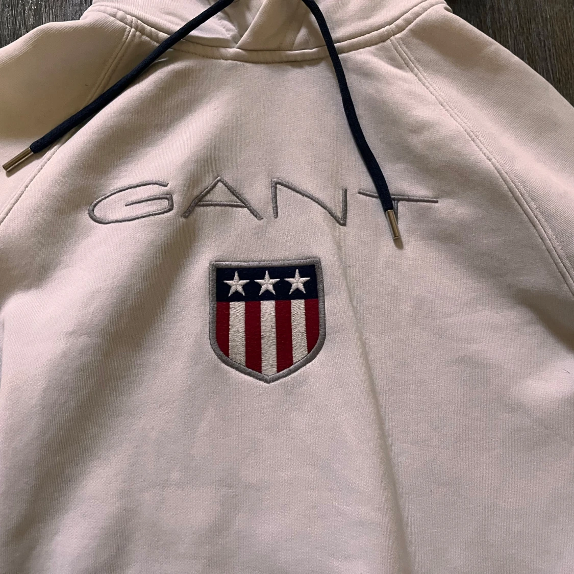 Vit hoodie från GANT med emblem