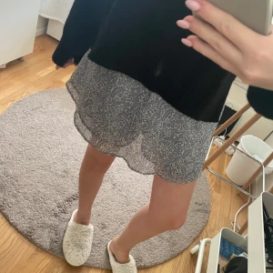 Blommig kjol - ZARA - Kort kjol med blommigt mönster i blått och vitt. Kjolen har en luftig och flowy passform med transparent yttertyg och är perfekt för dig som gillar en fräsch och lätt stil. Storlek 164 men sitter som en XS.