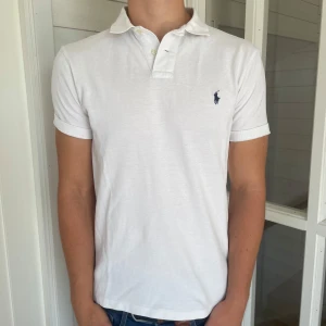 Polo Ralph lauren pike - Säljer denna riktigt snygga vita Ralph lauren piken, den är i mycket bra skick utan några defekter, storlek L modell slim fit jag på bilden är drygt 183 cm för längdreferens och väger 80 kg, hör gärna av dig vid frågor 