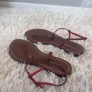 Ralph Lauren sandaler - Classy bruna sandaler i storlek 40. Knappt använda och fint skick.  Priset kan diskuteras;)