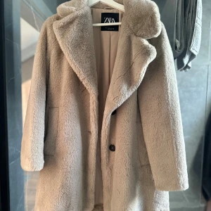 Fuskpälsk kappa - Säljer en fluffig, ”fuskpäls” kappa. Från Zara storlek XS använd endast 3 gånger max.🤎