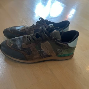 Valentino rockrunner  - Storlek 45 men passar mer 44. Hör av dig om du har frågor 