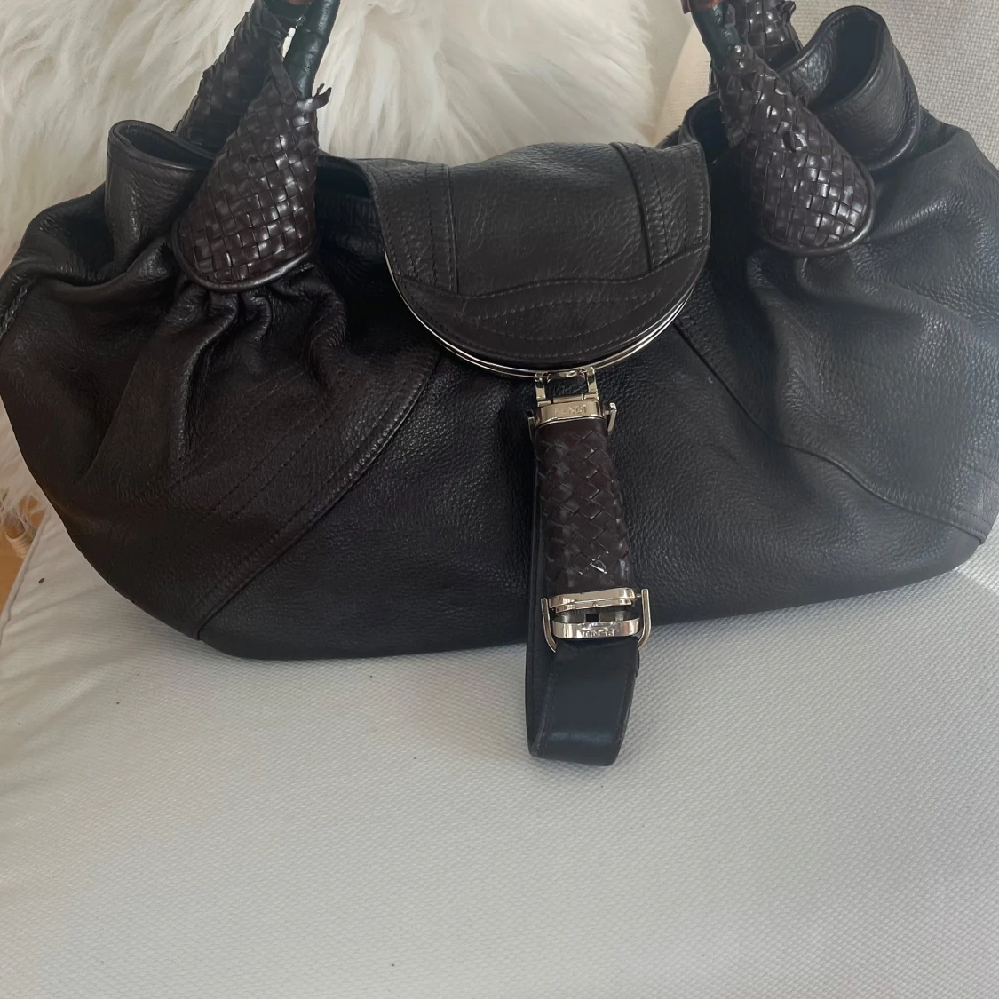Mörkbrun fendi spybag
