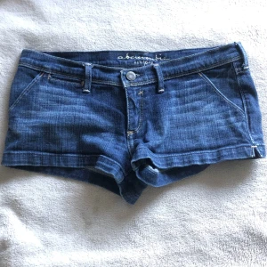 Blå jeansshorts Abercrombie - Blå jeansshorts från Abercrombie med låg midja. Står inte storlek men skulle gissa XS!