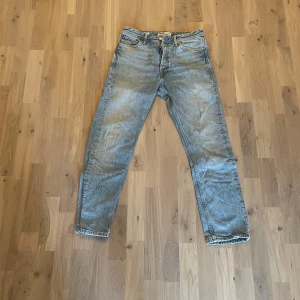 Jack & Jones ljusblå loose jeans - Snygga ljusblå jeans från Jack & Jones i modellen Loose/Chris i storlek 27W 30L. De har en loose passform, raka ben och klassisk femficksdesign. Jeansen är tillverkade i bomull och har knappgylf. Perfekt för dig som gillar avslappnad stil och vintage vibe. Skriv vid minsta fundering😁