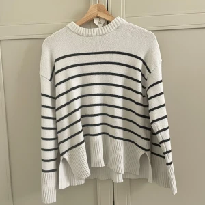 stickad tröja - Säljer en vit stickad tröja  i storlek XS. hör av dig vid frågor🌟