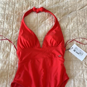 Röd Bonnie swimsuit XS  - Snygg baddräkt från MQ, oanvänd med prislapp kvar