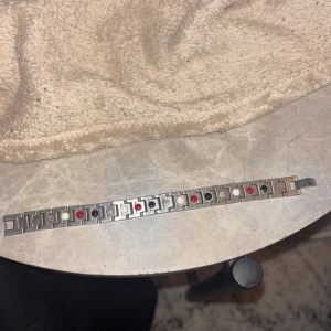 Stainstil Lacoste armband - Stainstil Lacoste armband för en bra pris färgen går aldrig bort detta är den nyaste stil det ser ut som en klocka men detta är en armband 