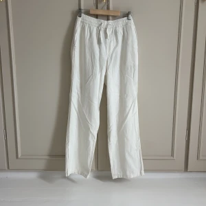 Vita linnebyxor från Solid - Snygga vita linnebyxor från Solid i storlek M. Byxorna har elastisk midja med snörning, raka ben och en bakficka. Perfekta för chill dagar och har en clean, fräsch look. Materialet är linne som ger en skön och luftig känsla. Nypris 699🌸