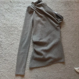 Grå oneshoulder topp med rynk - Säljer snygg oneshoulder topp!🐘🐘