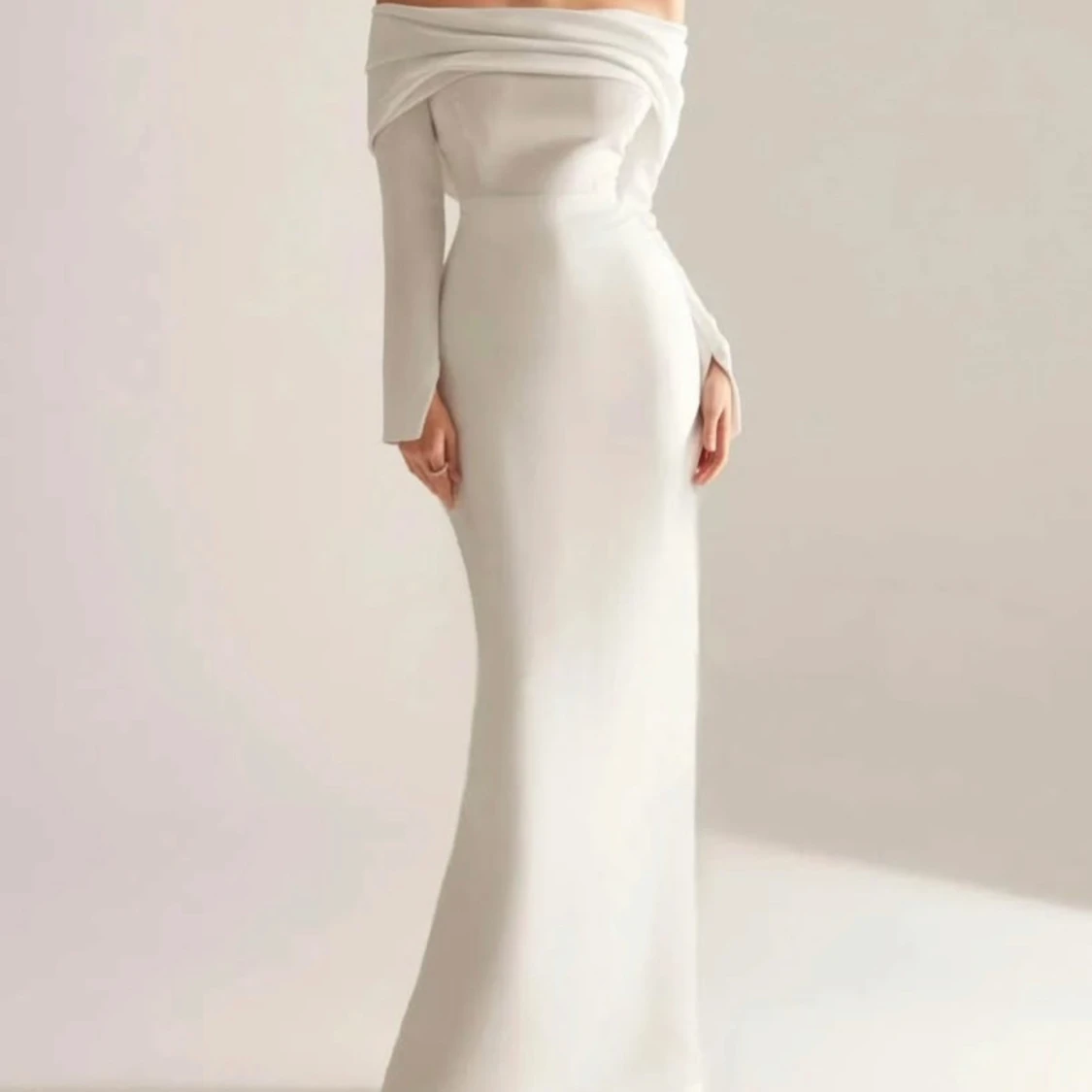 Vit lång offshoulder klänning