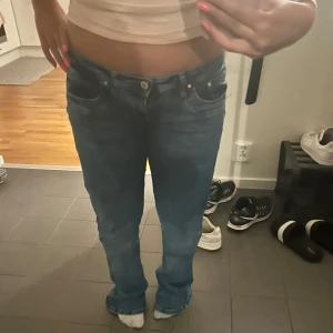 Ltb jeans  - Säljer ett par  blå jeans från Ltb valerie med låg midja och bootcut passform. Jeansen har fem fickor, knapp och dragkedja framtill samt snygga slitningar för en cool look. Perfekta för dig som gillar en avslappnad stil. 
