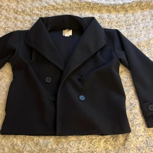 Mörkblå från Gina Tricot - Mörkblå kappa från Gina Tricot. Har använts några gånger. Hör av dig om du är intresserad.