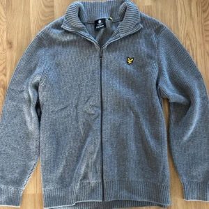 Grå stickad tröja från Lyle & Scott - Säljer en grå stickad tröja från Lyle & scott som är jätte fin och förekommer inga defekter alls!! 