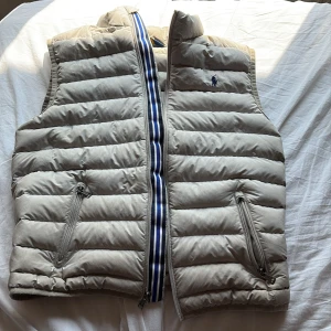 Väst polo Ralph lauren  - Grå väst från polo Ralph lauren, storlek xs skulle säga att den passar om man är ca 165cm. Pris kan diskuteras, hör av dig vid frågor 