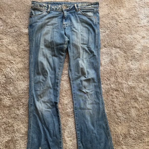 Blå Megan bootcut jeans W30 L32 - Gamla lågmidjade vintage jeans som ej passar mig därav säljer jag💞