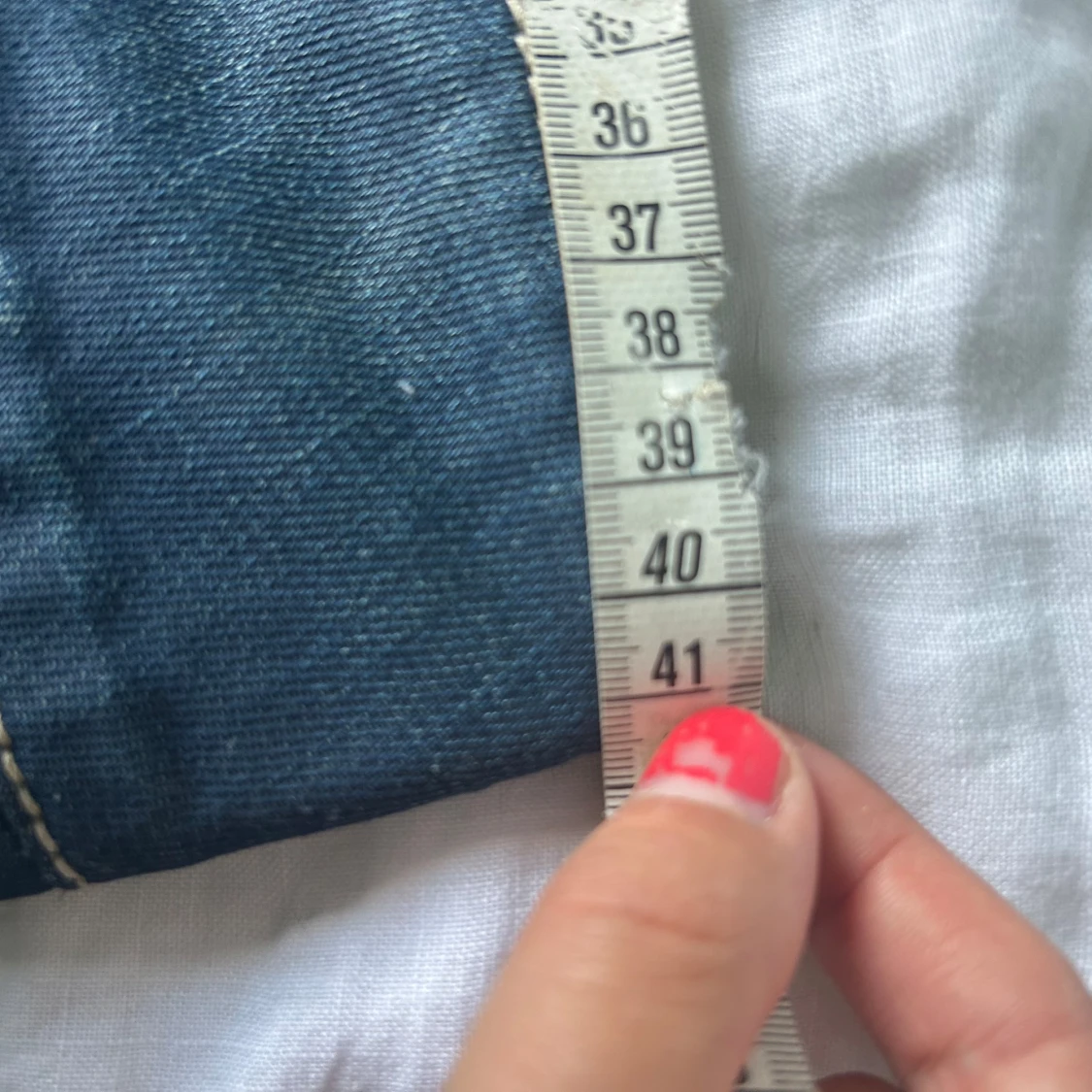 Blå jeanskjol med fickor och detaljer - 2