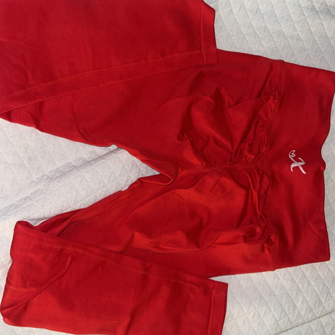 Röda träningsbyxor med scrunch från X