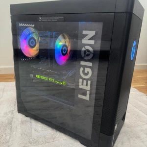 Gaming Dator - Lenovo Legion T5 26AMR5 (Geforce RTX 3060) - Kraftfull dator + gamingmus & tangentbord – Nypris 15 000 kr, nu 8,500! Finns uppsala  Säljer min stationära dator i toppskick tillsammans med Xtrfy M4 gamingmus och NOS gaming-tangentbord. Allt fungerar perfekt. Använd i ca 2 år och presterar fortfarande på samma nivå som många nya datorer i 14–16 000 kr-klassen – perfekt för gaming, streaming, videoredigering och annat krävande arbete.  Specifikationer: 🔹 Processor: AMD Ryzen™ 7 5800 🔹 RAM: 16 GB DDR4 (2x8 GB, 3200 MHz) 🔹 Lagring: 1 TB SSD PCI