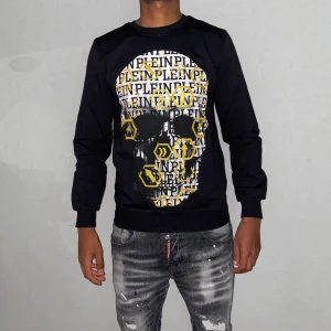 Philipp Plein tröja storlek Xs - Säljer en philipp Plein tröja i storlek XS. Fin replika med grym kvalitet. Pris: 750:- skickas direkt inom 24 timmar 