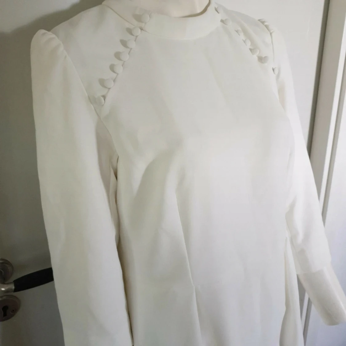 Vit kort klänning med knappar - 1