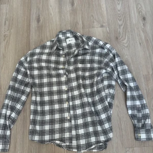 Rutig skjorta från NN.07  - Snygg rutig skjorta från NN.07 i storlek S. Passar både S och M. Nypris ca 1200kr. Bra skick knappt använd.