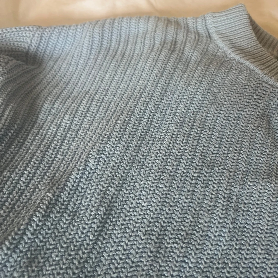 Ljusblå stickad tröja med rund hals - 1