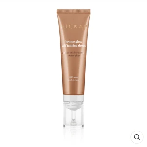 Tanning Drops - Bronze Glow Self Tanning Drops från Hickap i en brun tub med pump. Ger en solkysst look och kan blandas i din vanliga hudvård. Passar alla hudtyper och är 100% vegansk. Den är aldrig använd💖