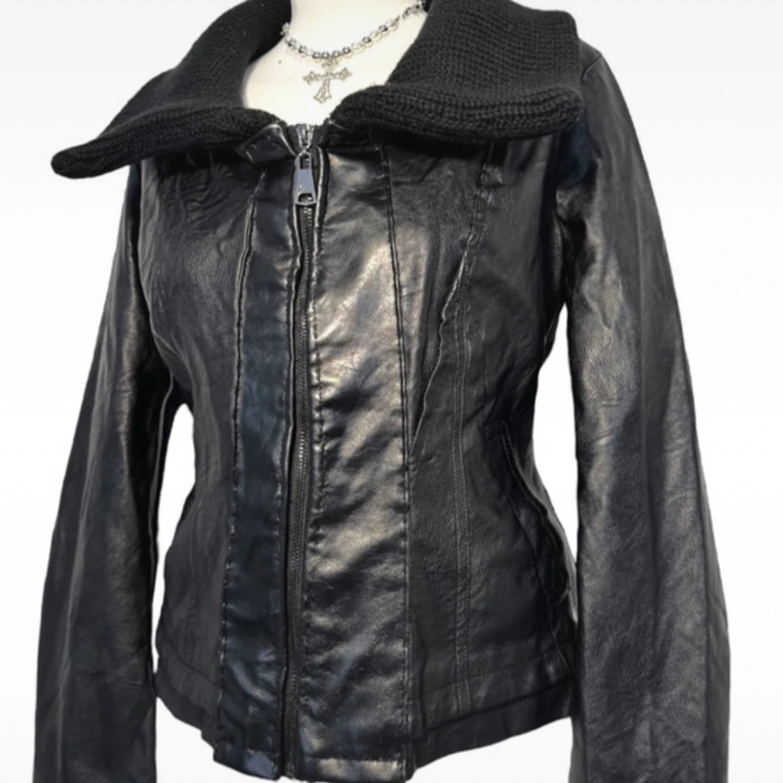 Svart skinnjacka med stickad krage - 1