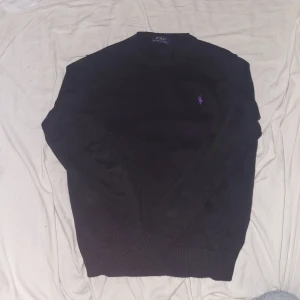 Svart stickad tröja från Polo Ralph Lauren - Jag säljer en klassisk svart stickad tröja från Polo Ralph Lauren. Har nästan aldrig använt den så den är praktiskt taget i nytt skick. Om du har några funderingar är det bara att höra av dig☺️ (OBS: Tröjan är i storlek S, men passar även M)