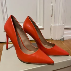 Oranga pumps från Even&Odd - Säljer ett par snygga oranga pumps från Even&Odd med spetsig tå och hög klack. Väldigt sköna, endast använda en gång 