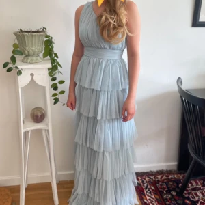 Balklänning  - Super fin ljusblå balklänning med volang och one shoulder💕 Endast använd 1 gång!