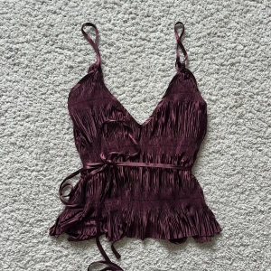 Vinröd omlottopp  - Verkligen superfin och unik fest topp/linne med  snörning i midjan❤️🙌🏼