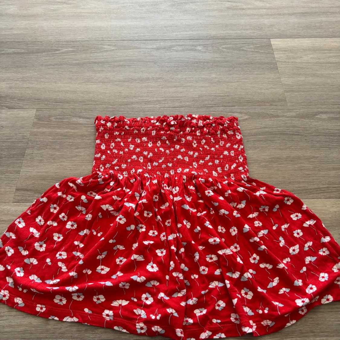 Röd blommig kjol med smock