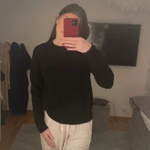 Svart stickad tröja från Zara - Svart stickad tröja i strl S från Zara. Använd några gånger. Fint skick, dock är tyget inte finstickat liksom lite mer luddigt