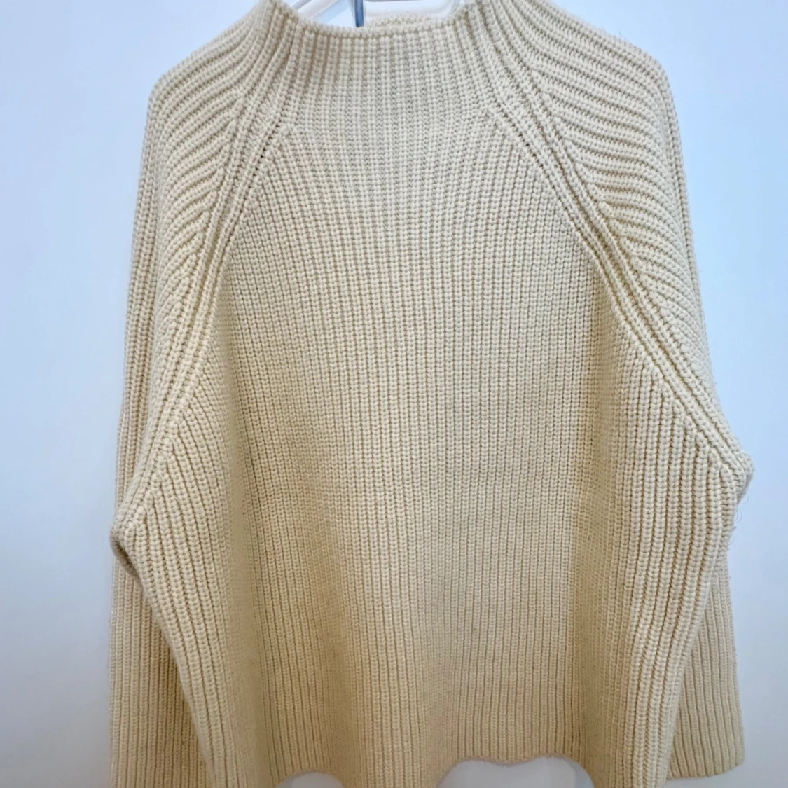 Beige stickad tröja med hög hals