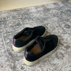 Säljer mina svarta eytys i strl 40! - Svarta sneakers med lila detalj och vit platt sula. 
