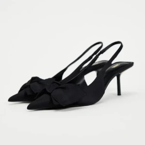 Rosettklackar zara - Säljer mina suuuuperfina klackar från zara, endast använd ett fåtal gånger 💓 skriv för fler bilder 💓kan tänka mig gå ner till 350 vid snabbt och smidigt köp !