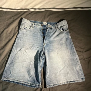 Weekday Astro Jorts W34 - Mycket bra skick helt nya.