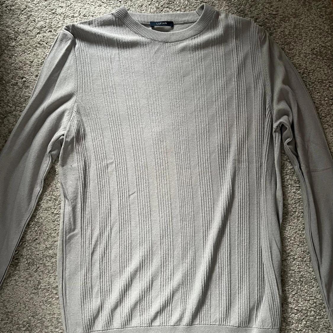 Ljusgrå stickad tröja från Lufian