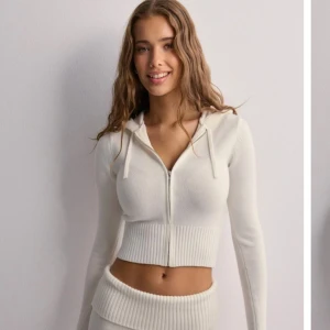 Nelly sett - Mjukis sett från Nelly. Aldrig använt. Hela settet nypris 659kr mitt pris: 499. Byxorna i xxs, tröjan i xs! Stretchigt material🩷