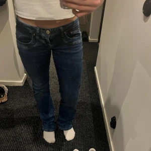 Blå ltb jeans 💖💕 - Säljer dessa lågmidjade ltb jeansen i storlek 25/32 i model valerie, skulle säga att dem är i väldigt bra skick 💖endast lite slitna längst ner vid fötterna med inga trådar som hänger ner eller något som syns💕