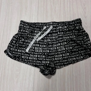 Pyjamasshorts från Calvin Klein - Snygga svarta shorts från Calvin Klein. Mjukt material och elastisk midja. Bra skick!❤️