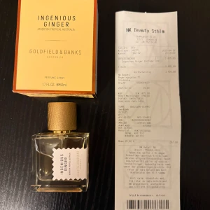 Ingenious Ginger Eau de Parfum från Goldfield & Banks - En lyxig parfym med tropiska och fräscha noter från Goldfield & banks. Flaskan är helt ny köpt den 19 april 2025 på Nk. Har sprayat endast 4 spray från flaskan så den är intill helt ny. 50 ml kvar! Köpt för 1435kr.